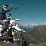 オフローダーが指をさすシーン